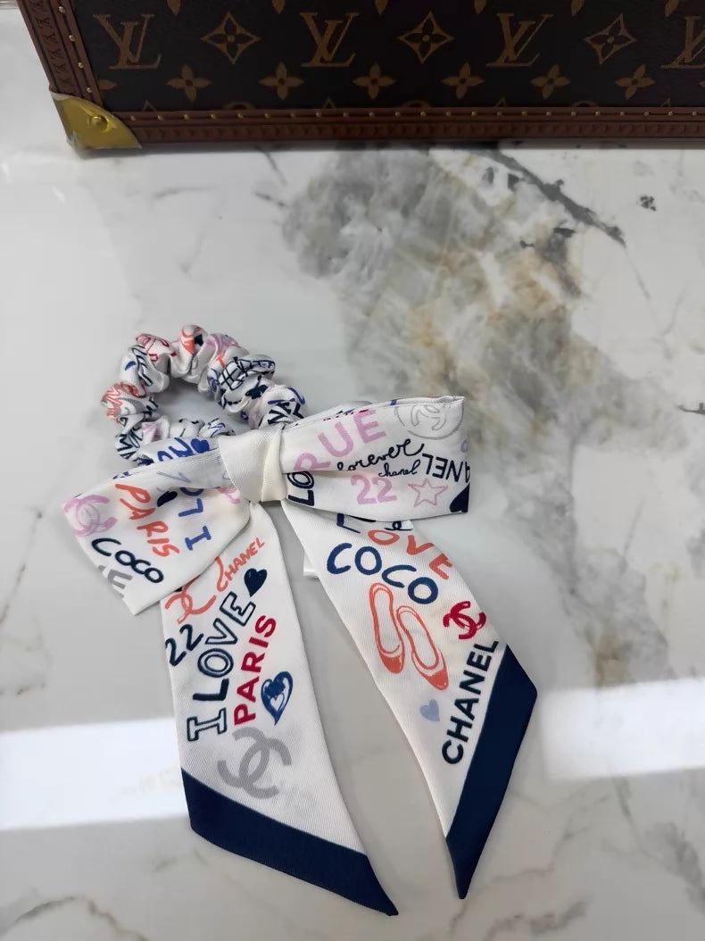 Chanel 25P white bow hair tie with black trim