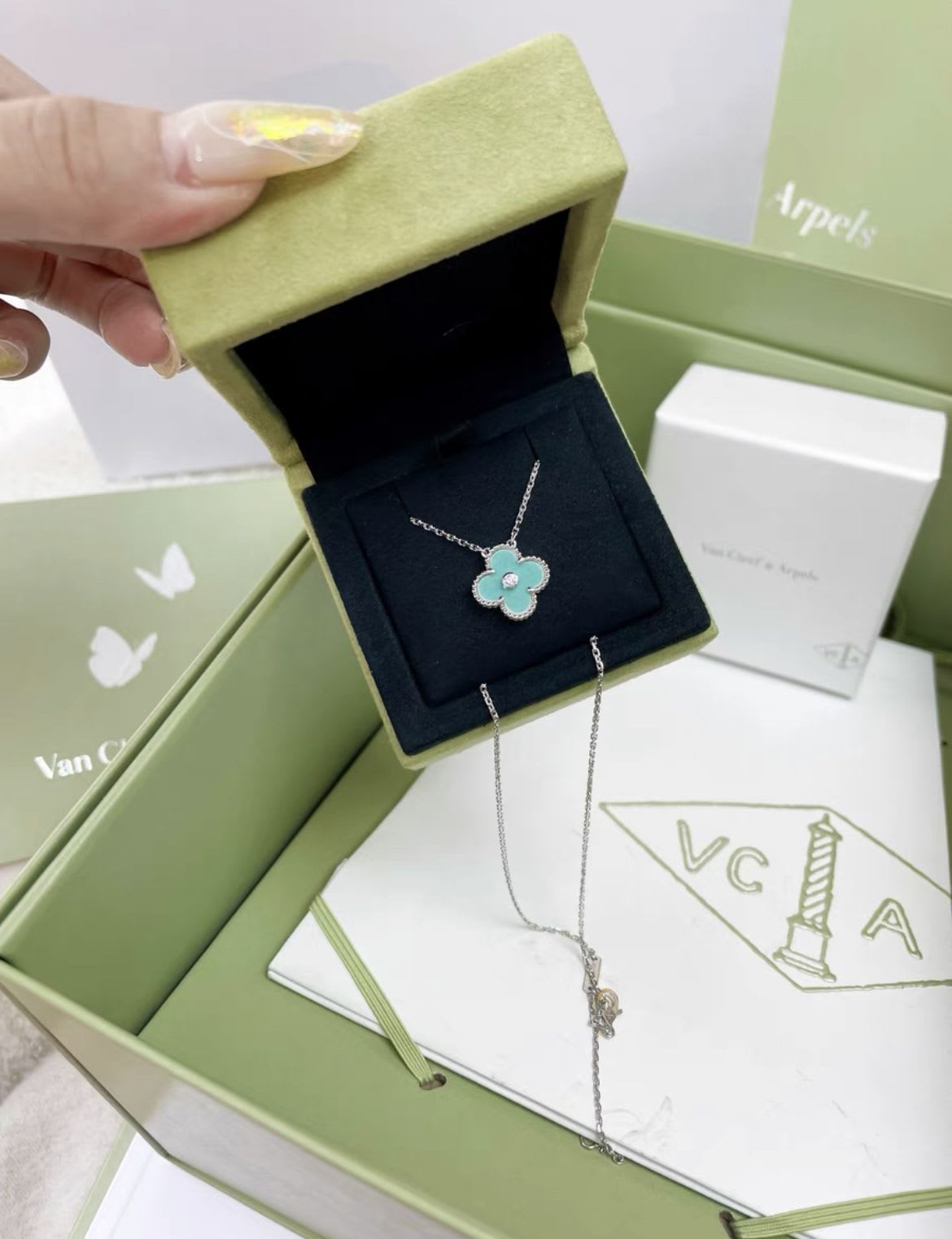 Van Cleef & Arpels 22 Christmas Limited Edition Tiffany Blue necklace