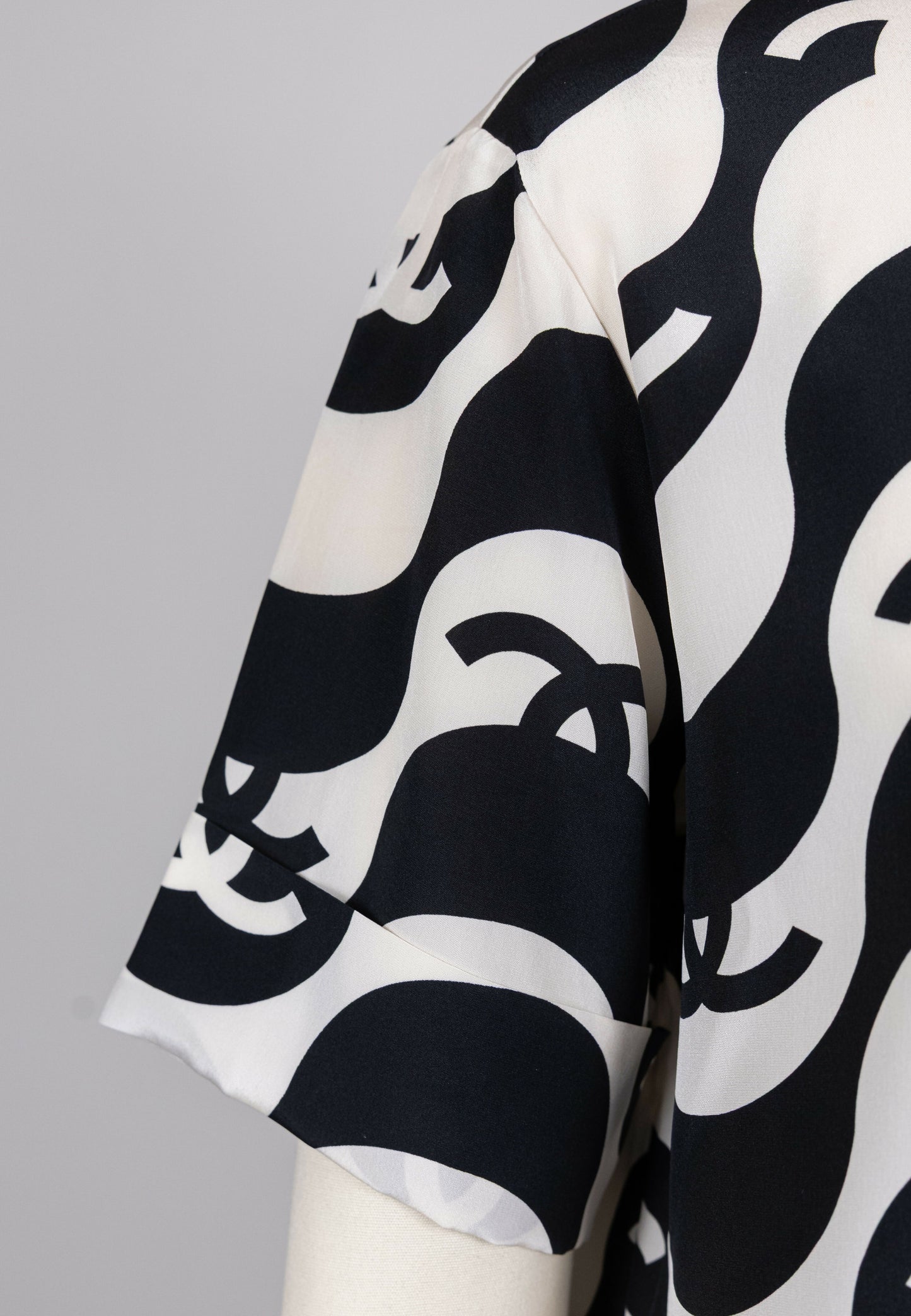 Chanel 2021 Spring/Summer Black and White Wave Set