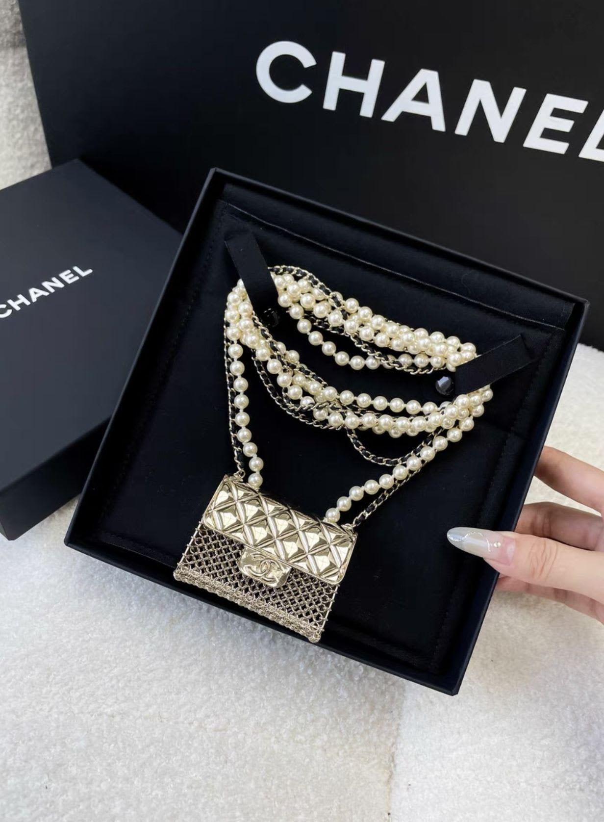 CHANEL CHANEL 21S RUNWAY MICRO BAG & PEARLS LONG NECKLACE - Long necklace Fashion Jewellery - Secondhand luxury from Wararni