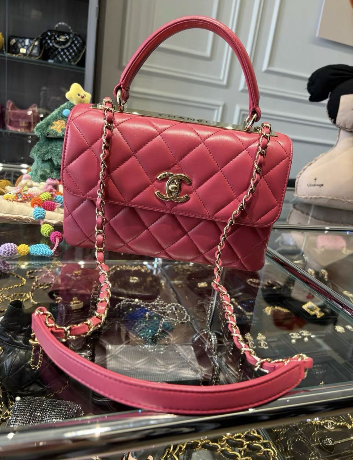 CHANEL Chanel pink coco handle medium size - Medium Crossbody Bag - Secondhand luxury from Wararni