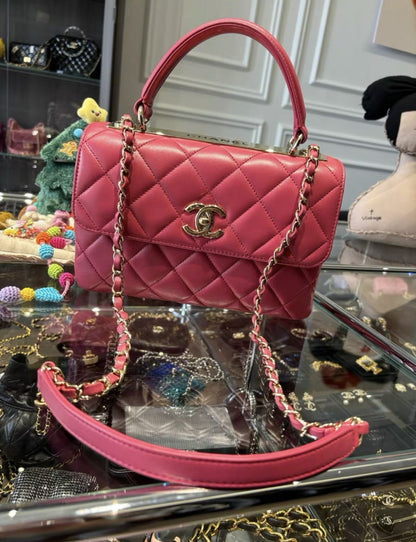 CHANEL Chanel pink coco handle medium size - Medium Crossbody Bag - Secondhand luxury from Wararni