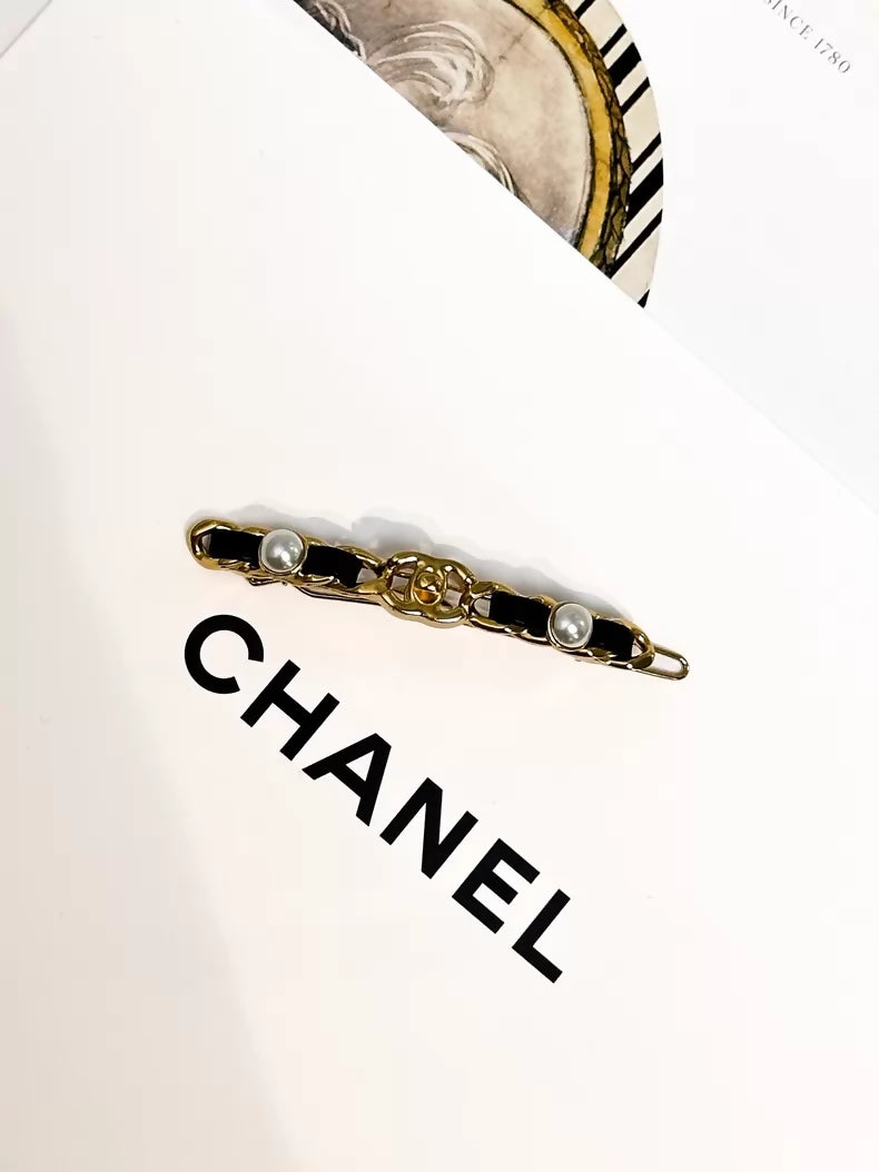 Chanel 21B black and gold leather chain hair clip