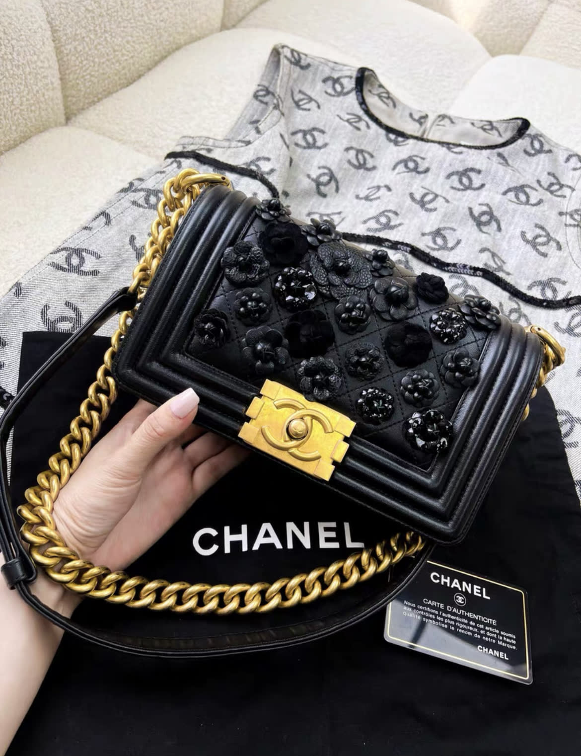 ノベルティー　CHANELブラック フラワーモチーフ バッグ Rare Chanel limited edition leboy camellia flower black leather