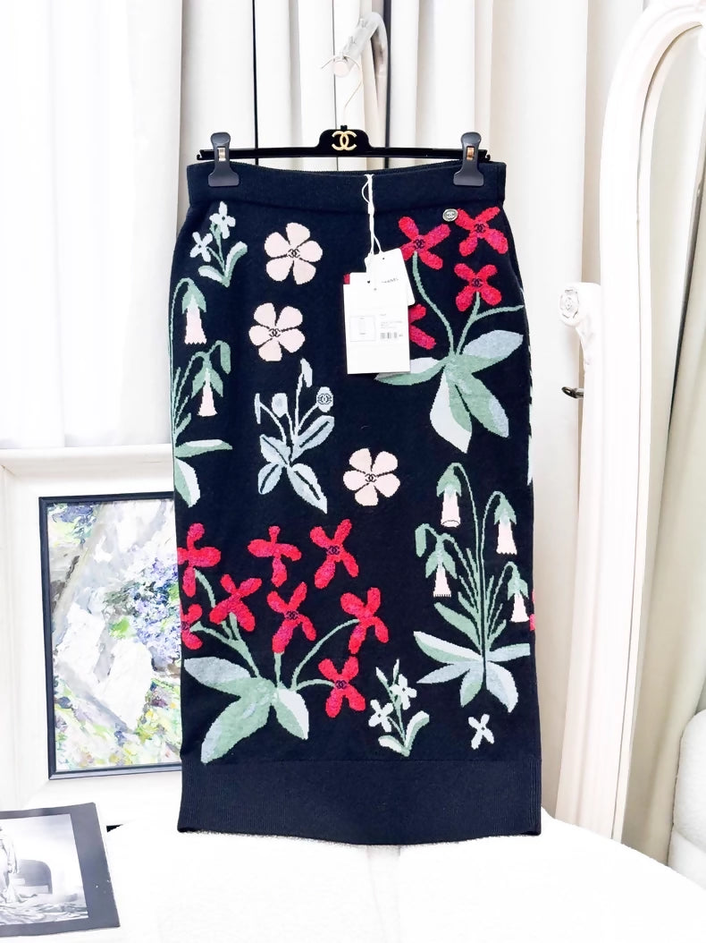 Chanel 21A black floral cashmere skirt