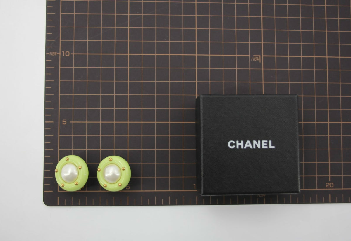 Chanel Vintage 96C Imitation Pearl Resin Light Green Round Clip-on Earrings