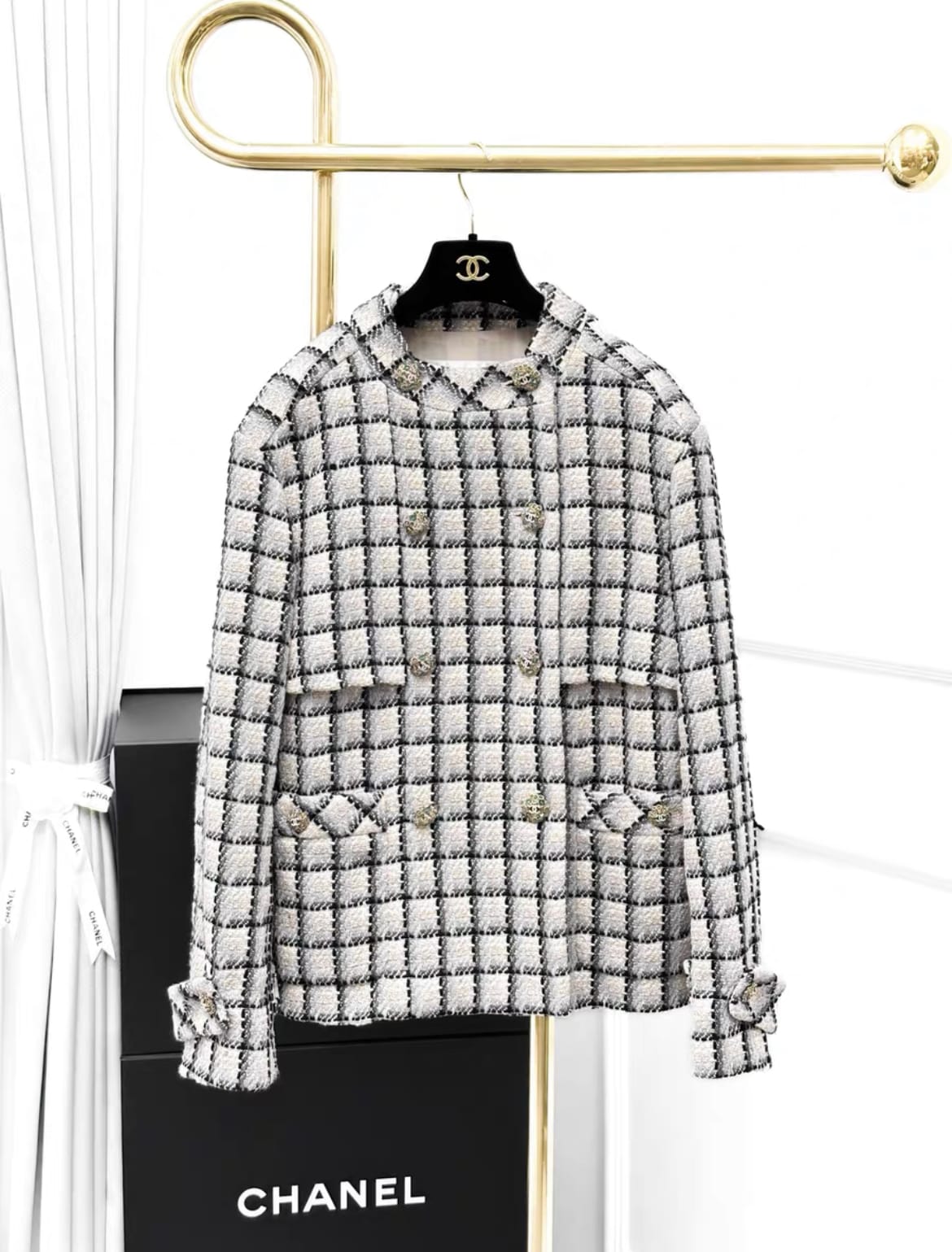 CHANEL Chanel 22AW black and white plaid tweed jacket - 40 Jacket - Used fashion item from Wararni