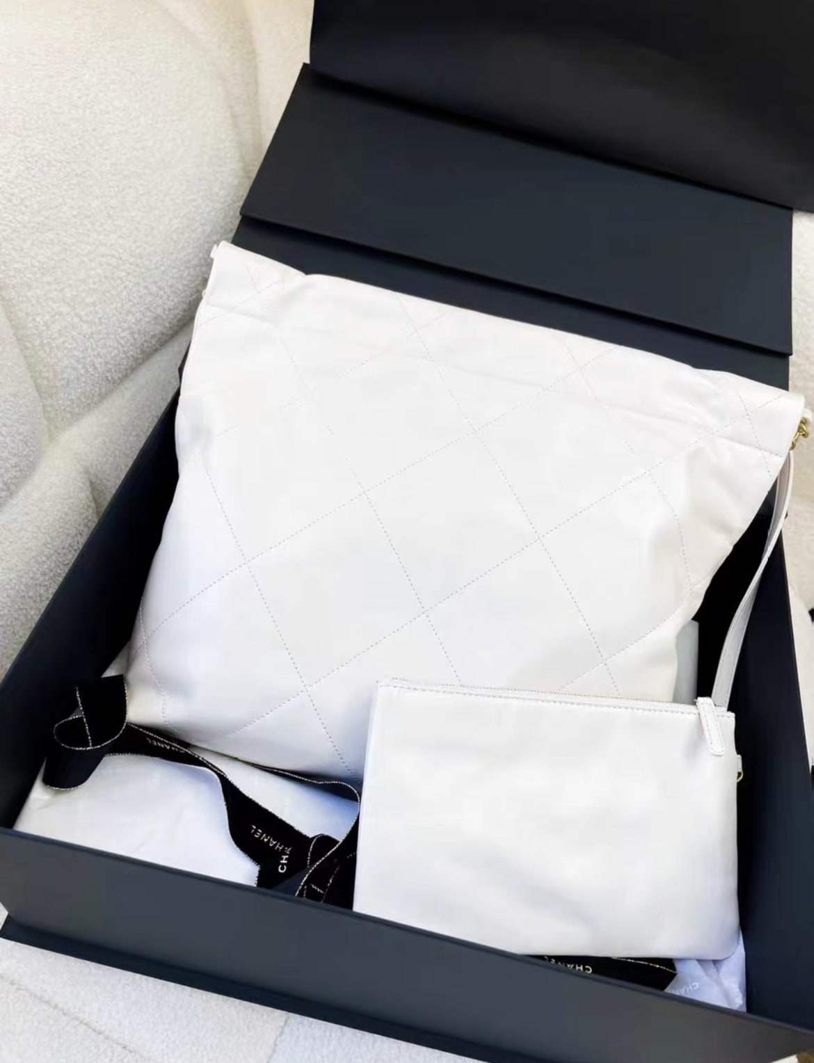 Chanel 22 Handbag Medium 22S Calfskin White/Black Logo – Wararni.com
