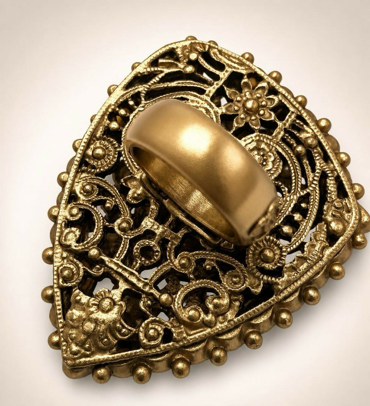 Rare XL 11C Saint Tropez Runway Gripoix Statement Ring Size US 6 EU 52