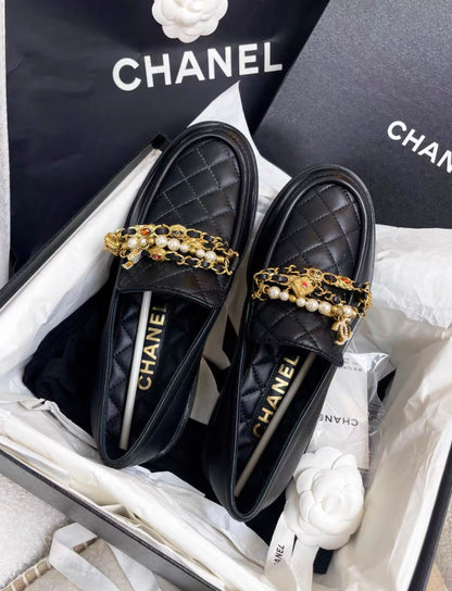 CHANEL Chanel 22P Pearl Chain Badge Pendant Loafers - 37 Shoes - Used fashion item from Wararni