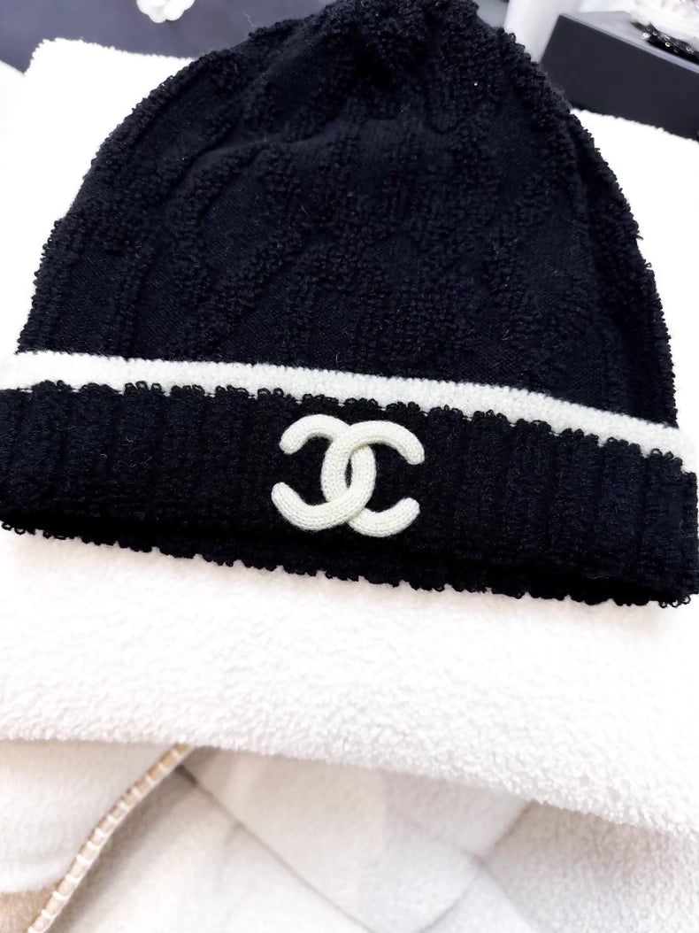 Chanel 22A black and white knit beanie with large double C logo