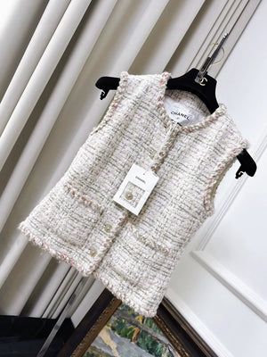 CHANEL 25A off-white tweed sleeveless vest