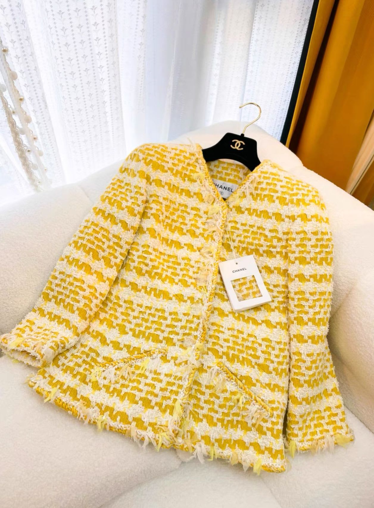 CHANEL Chanel yellow woven coat - 34 Coat - Vintage fashion from Wararni