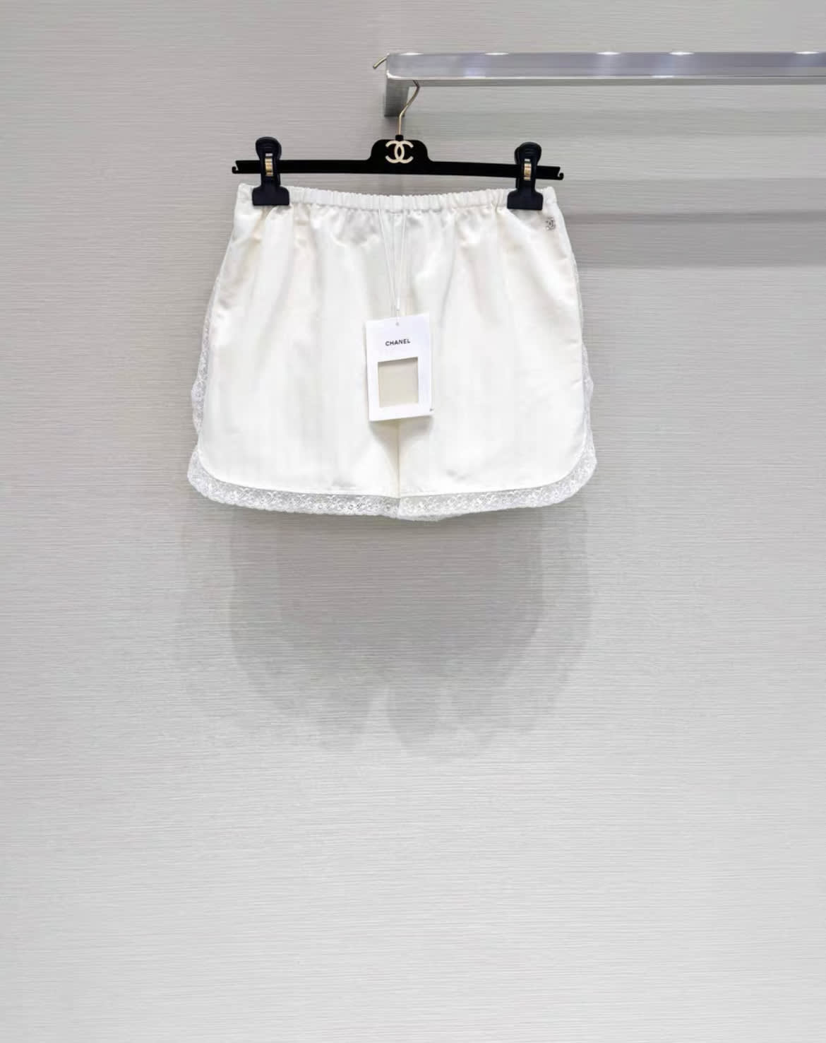 CHANEL Chanel 23ss White Lace Shorts, fr38 - Medium Shorts - Vintage fashion from Wararni