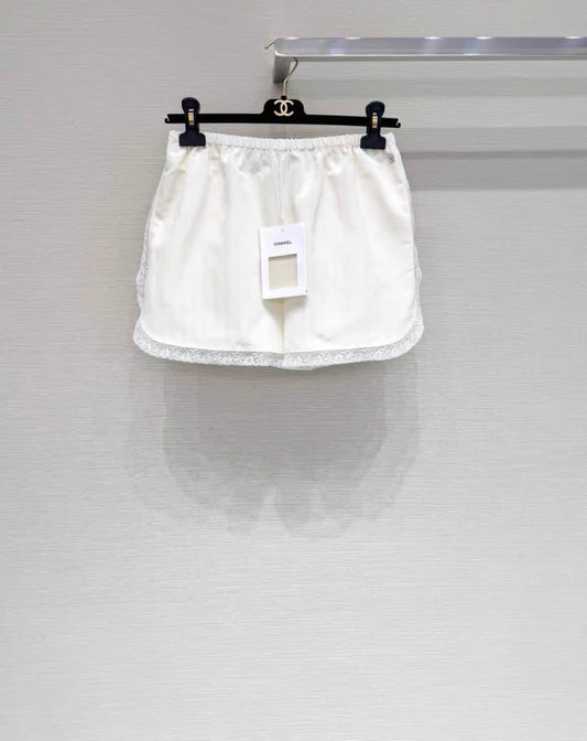 CHANEL Chanel 23ss White Lace Shorts, fr38 - Medium Shorts - Vintage fashion from Wararni