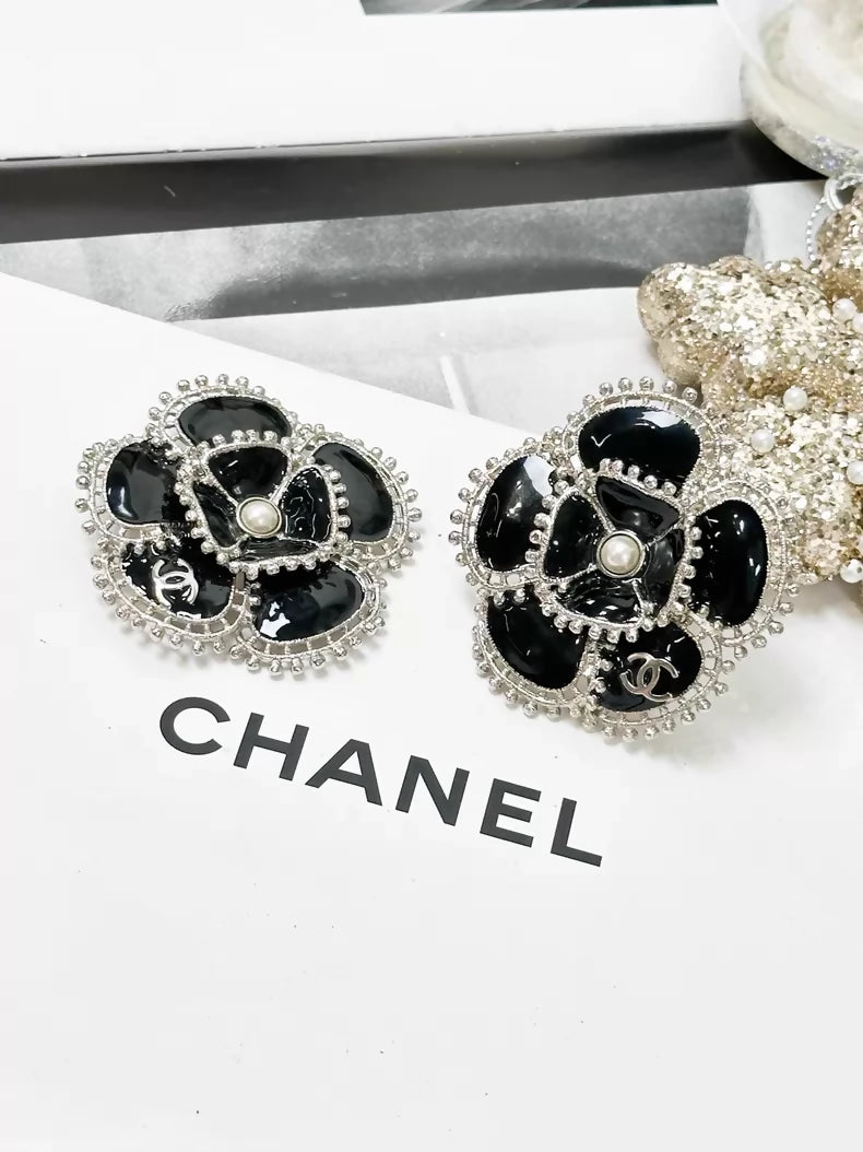 Chanel Fall/Winter 2023 black and silver pearl double C logo camellia brooch