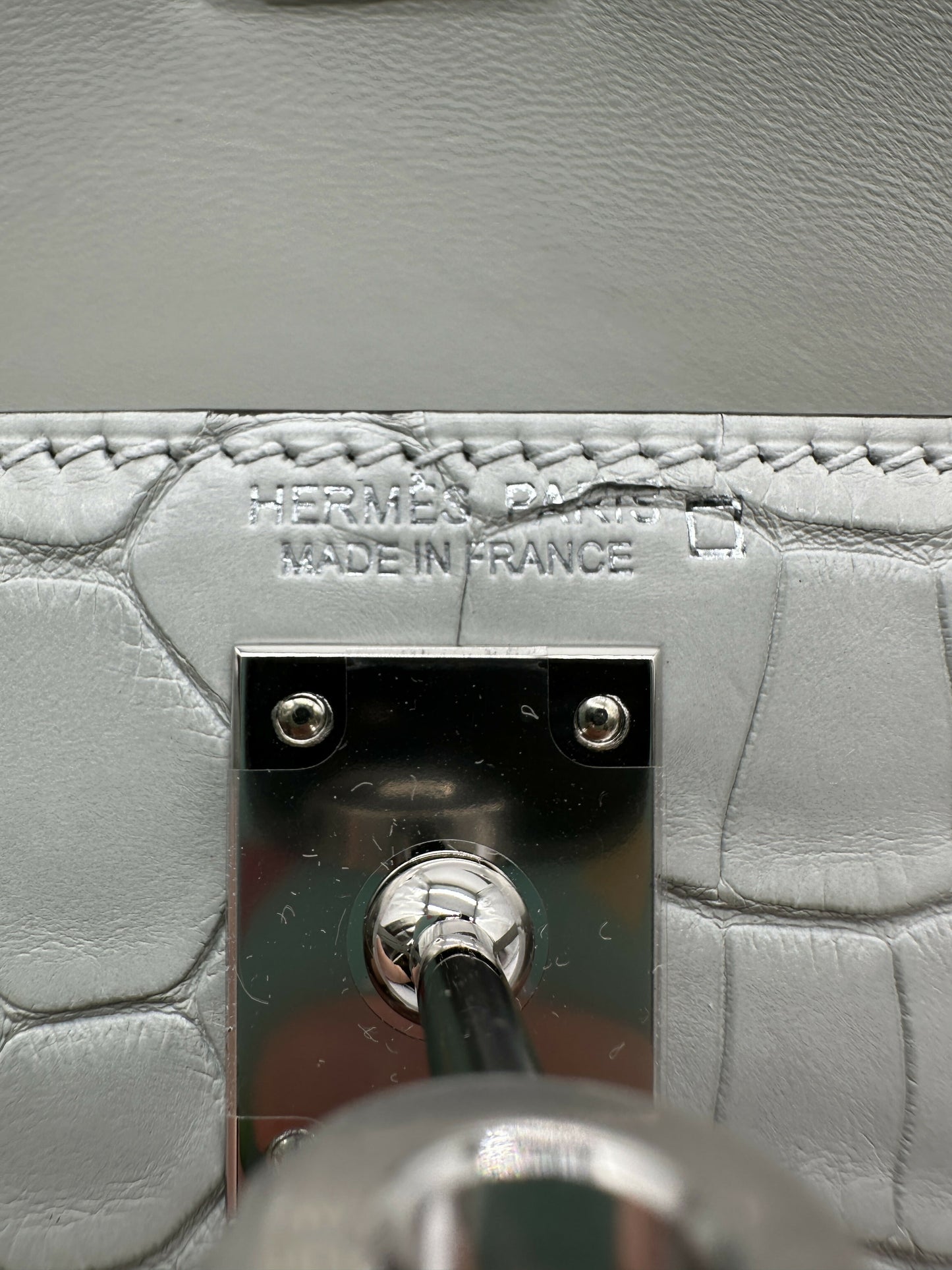 Hermès Kelly 20 Gris Neve Matte Alligator PHW K 2026