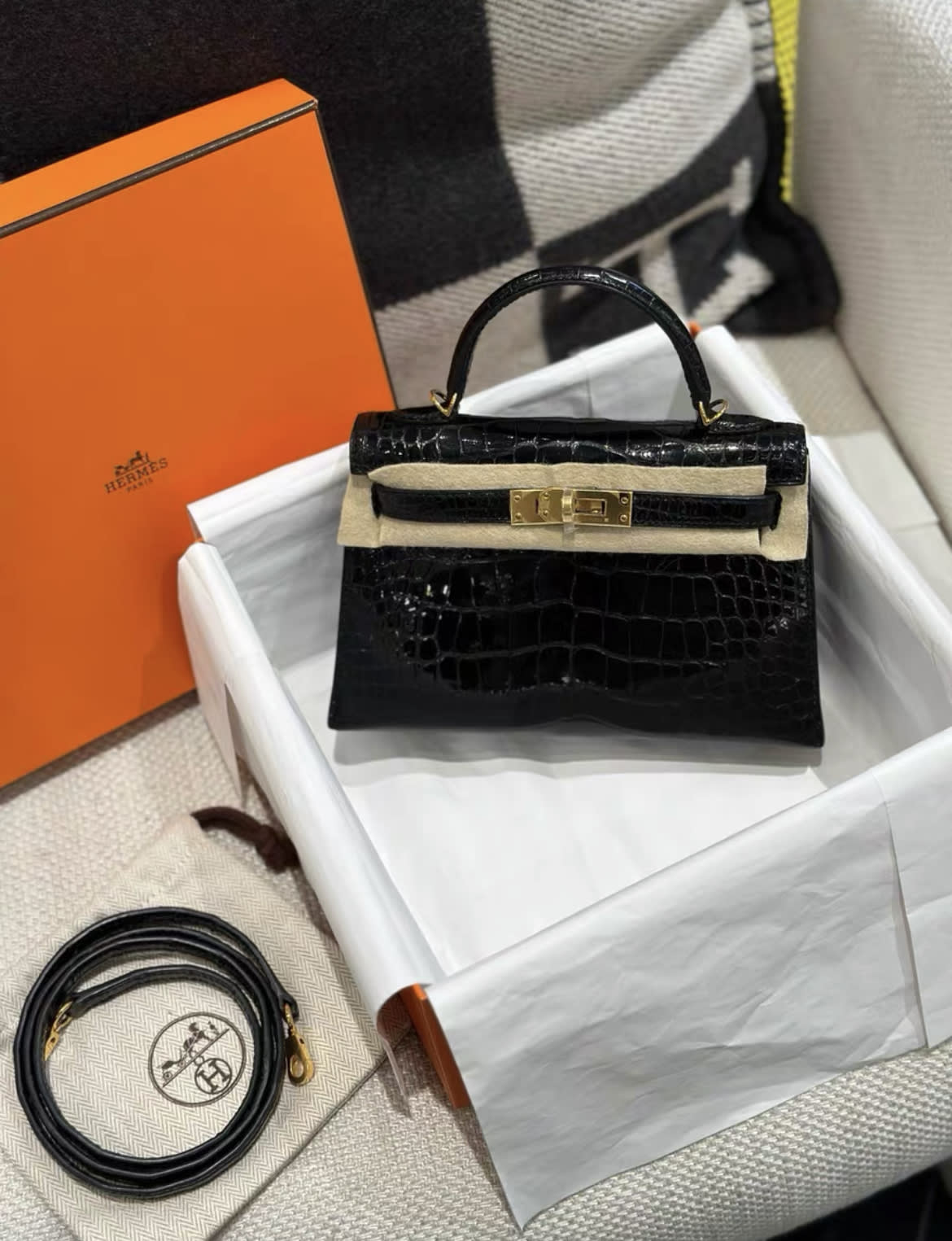 Hermès HERMES KELLY 20 MINI SELLIER BLACK ALLIGATOR SHINY GOLD HARDWARE - 20 Crossbody Bag - Vintage fashion from Wararni