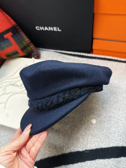 Chanel 19V cap in navy blue tweed, size M
