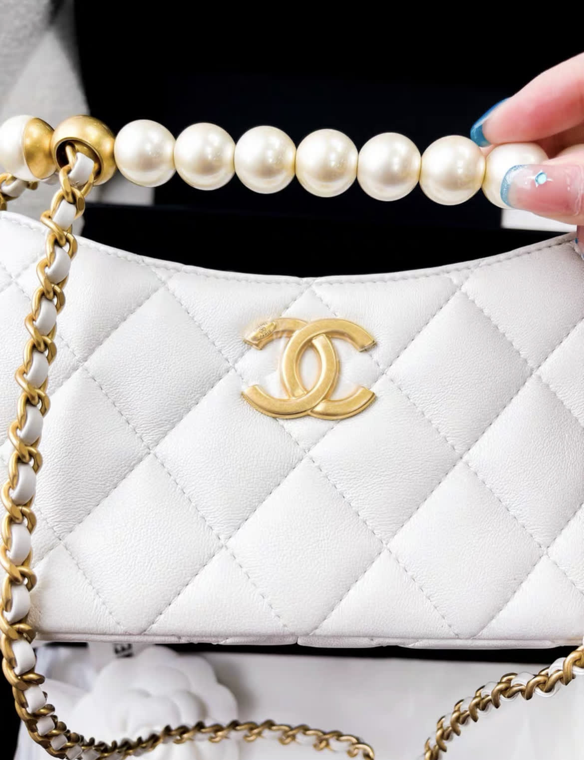 Chanel 24A pearl handle white leather chain bag