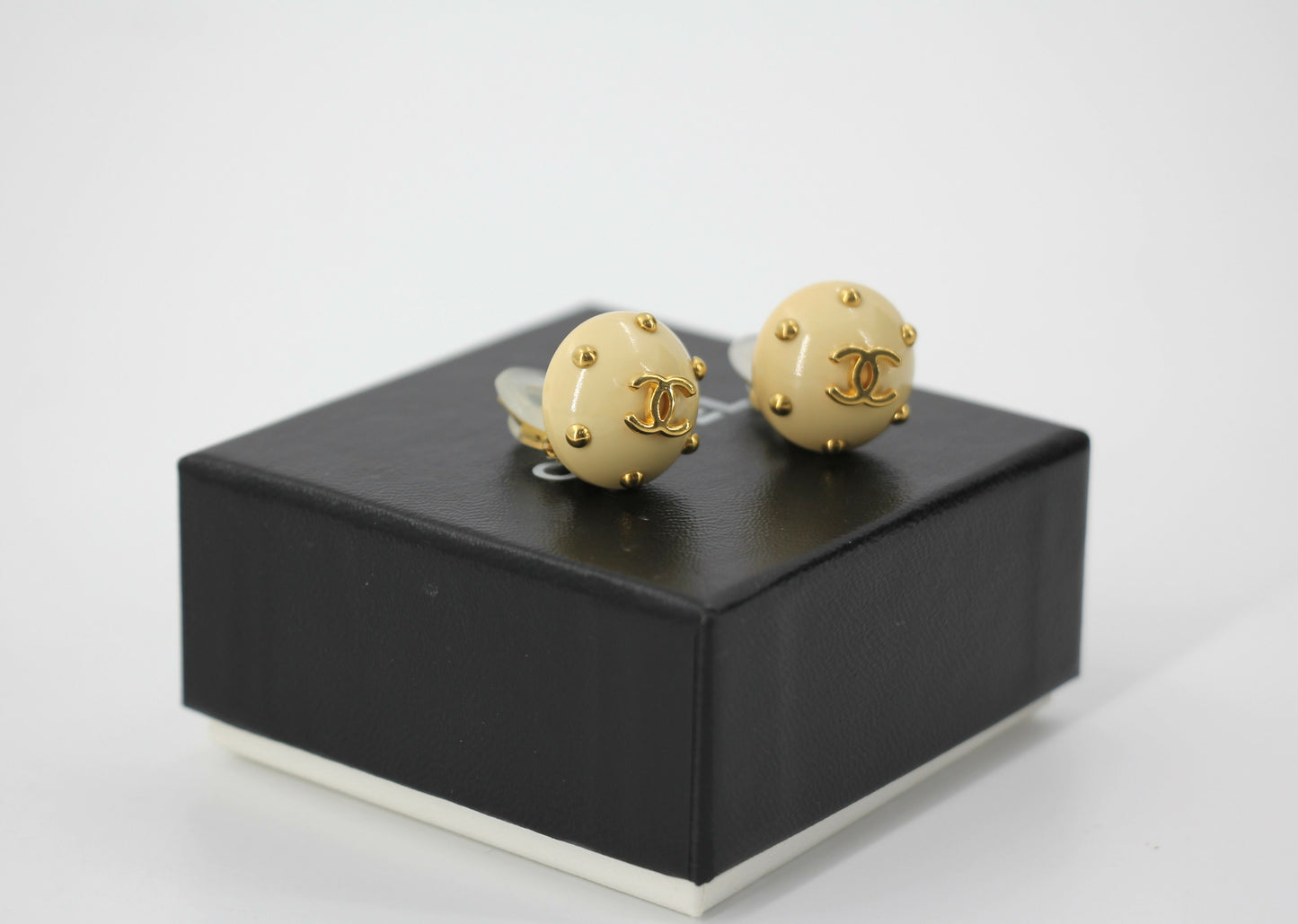 Chanel Vintage 96C Resin Light Brown Loop Clip-on Earrings