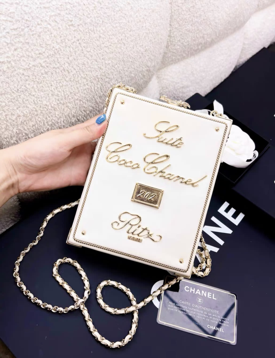 CHANEL CHANEL MINAUDIÈRE LIMITED EDITION CHANEL COCO CHANEL SUITE 202 RITZ PARIS GOLD-TONE HARDWARE - One Size Clutch Bag - Vintage fashion from Wararni