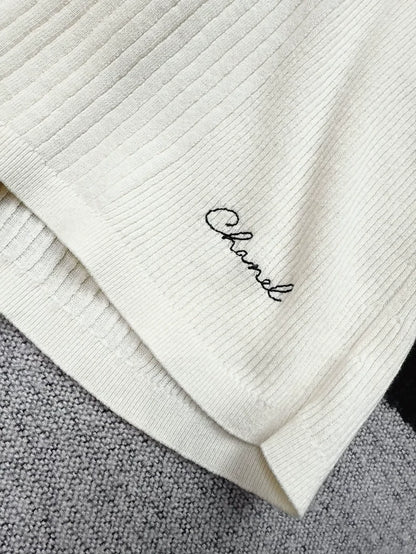 Chanel 25C off-white fish knit top