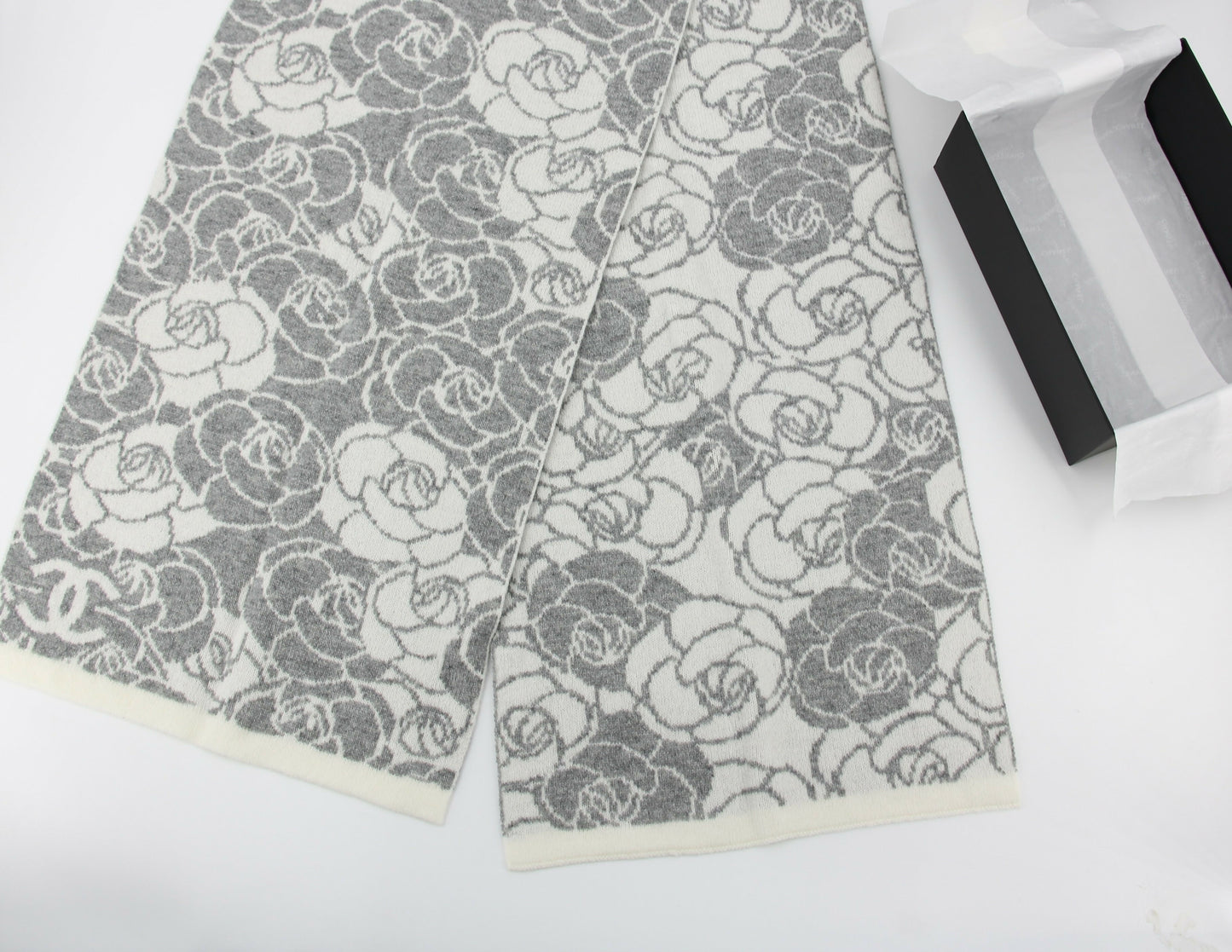 Chanel 23K Cotton Knitted Grey-white Camellia Scarf