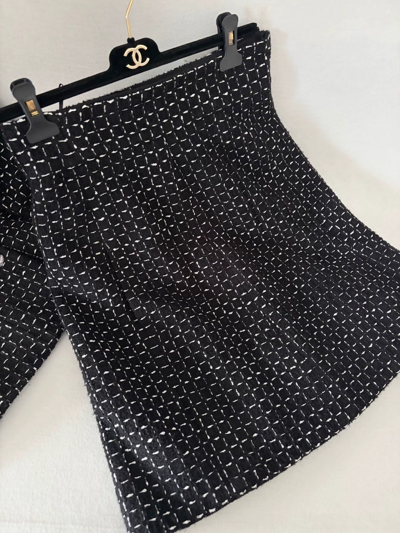 Chanel 23K black and white checkered skirt
