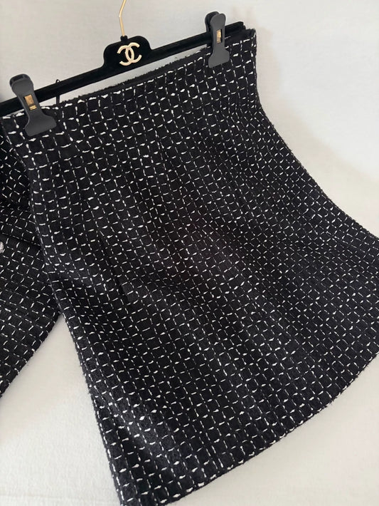 Chanel 23K black and white checkered skirt
