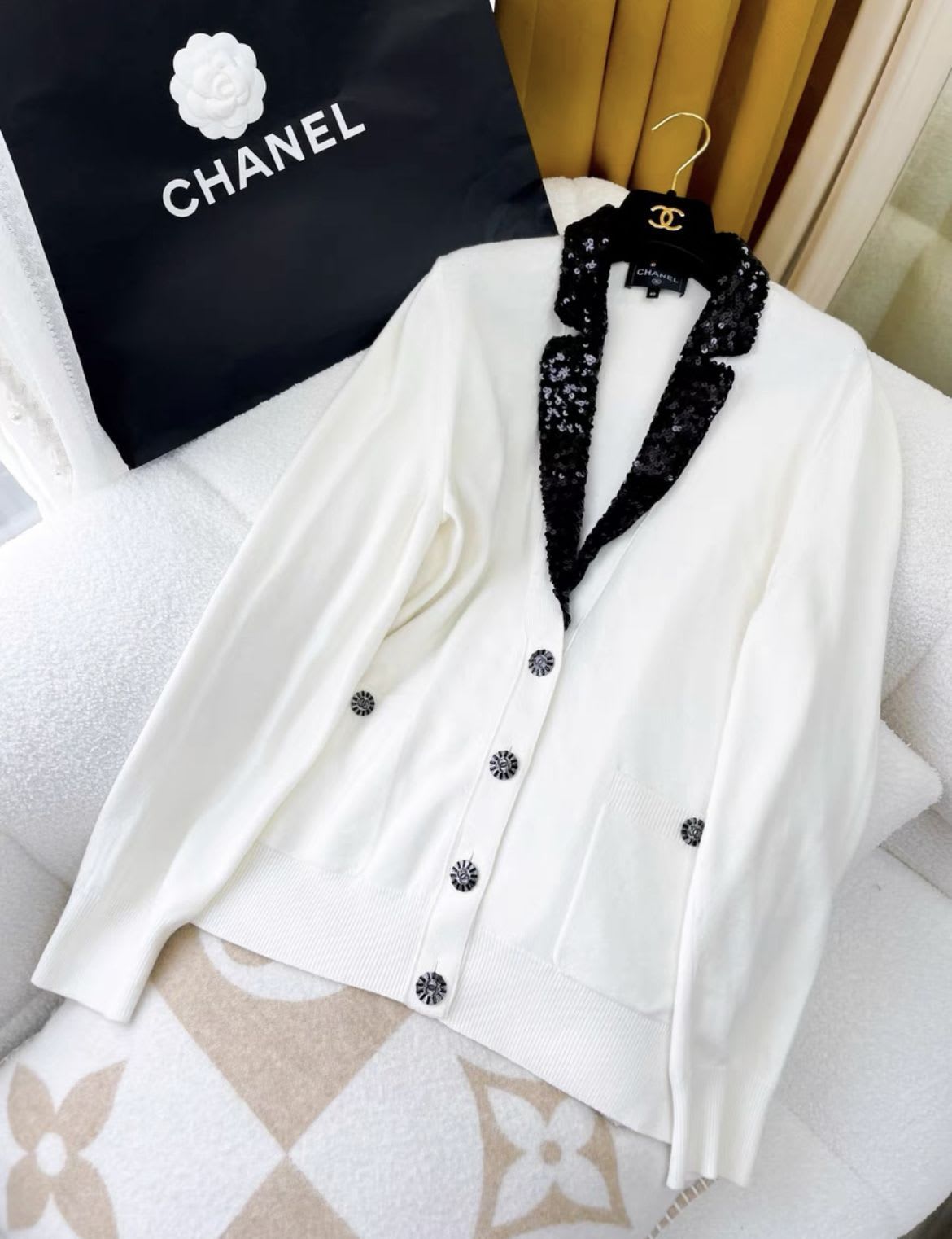 CHANEL Chanel 23S white and black sequin knitted cardigan - Medium Cardigan - Vintage fashion from Wararni