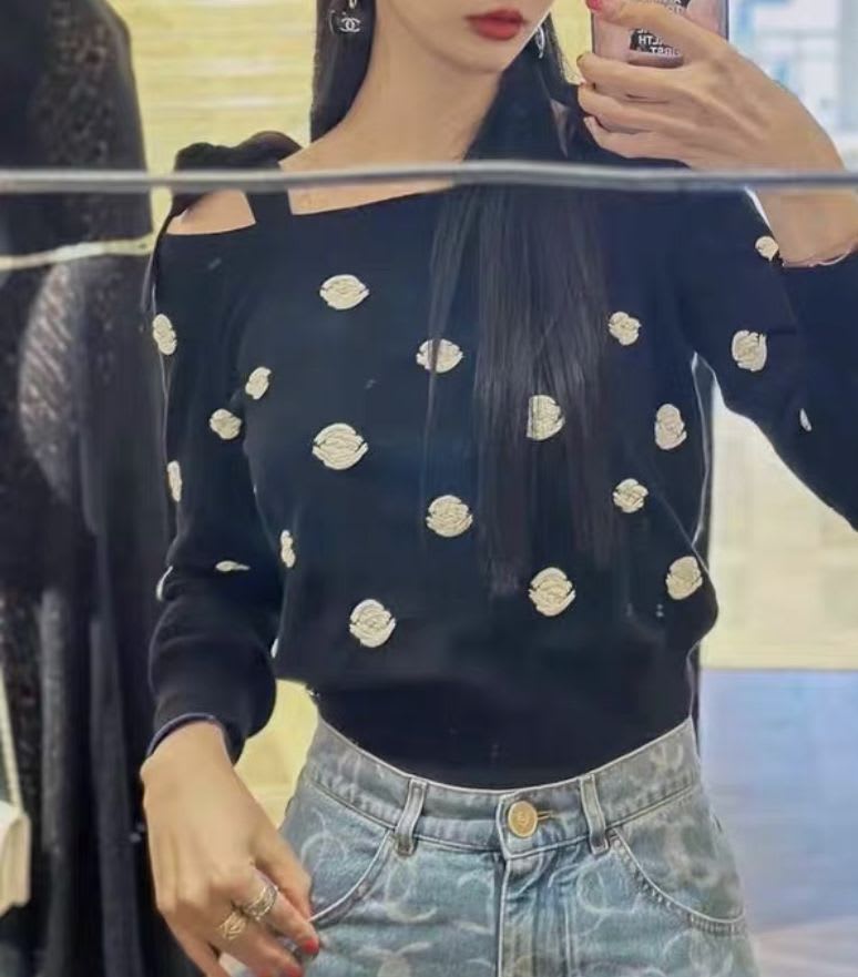 Chanel 23AW black camellia off-shoulder bow top