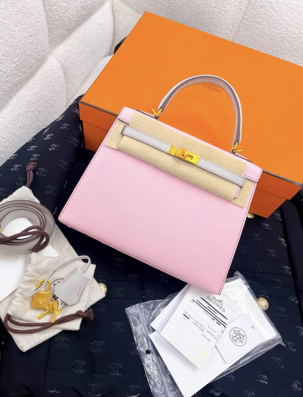 Hermès Hermes Kelly 25 Sellier Rose sakura/Pearl grey Chevre myzore goatskin Matt gold hardware - 25 Crossbody Bag - Secondhand luxury from Wararni