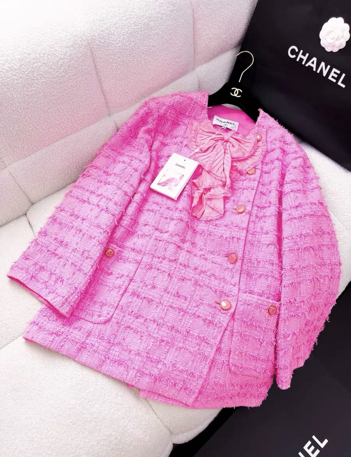 CHANEL Chanel 23C pink tweed bow jacket - 40 Jacket - Vintage fashion from Wararni