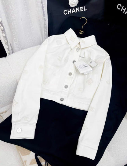 CHANEL Chanel 21ss White Embossed Denim Jacket - 36 Jacket - Vintage fashion from Wararni