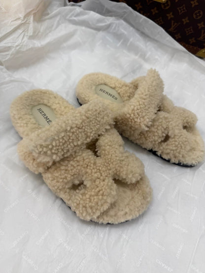 Hermes Beige shearling sandals