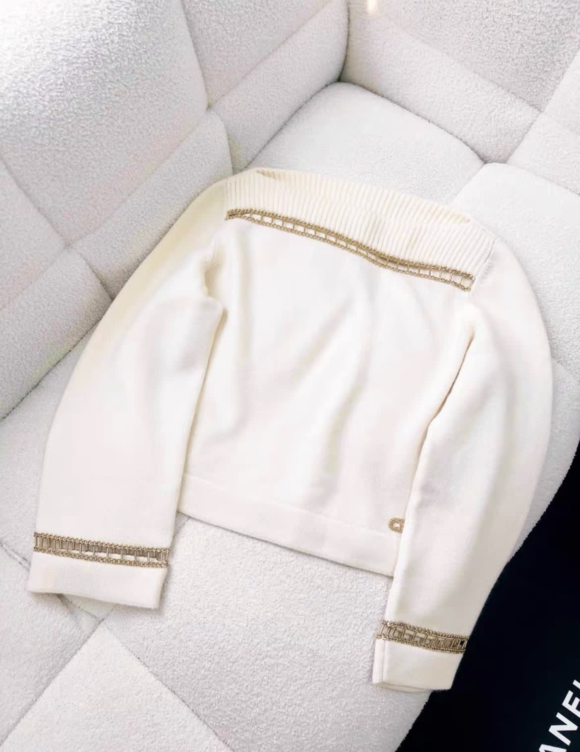 CHANEL Chanel Off-White Cashmere Knitted Sweater Top - Medium Top - Vintage fashion from Wararni