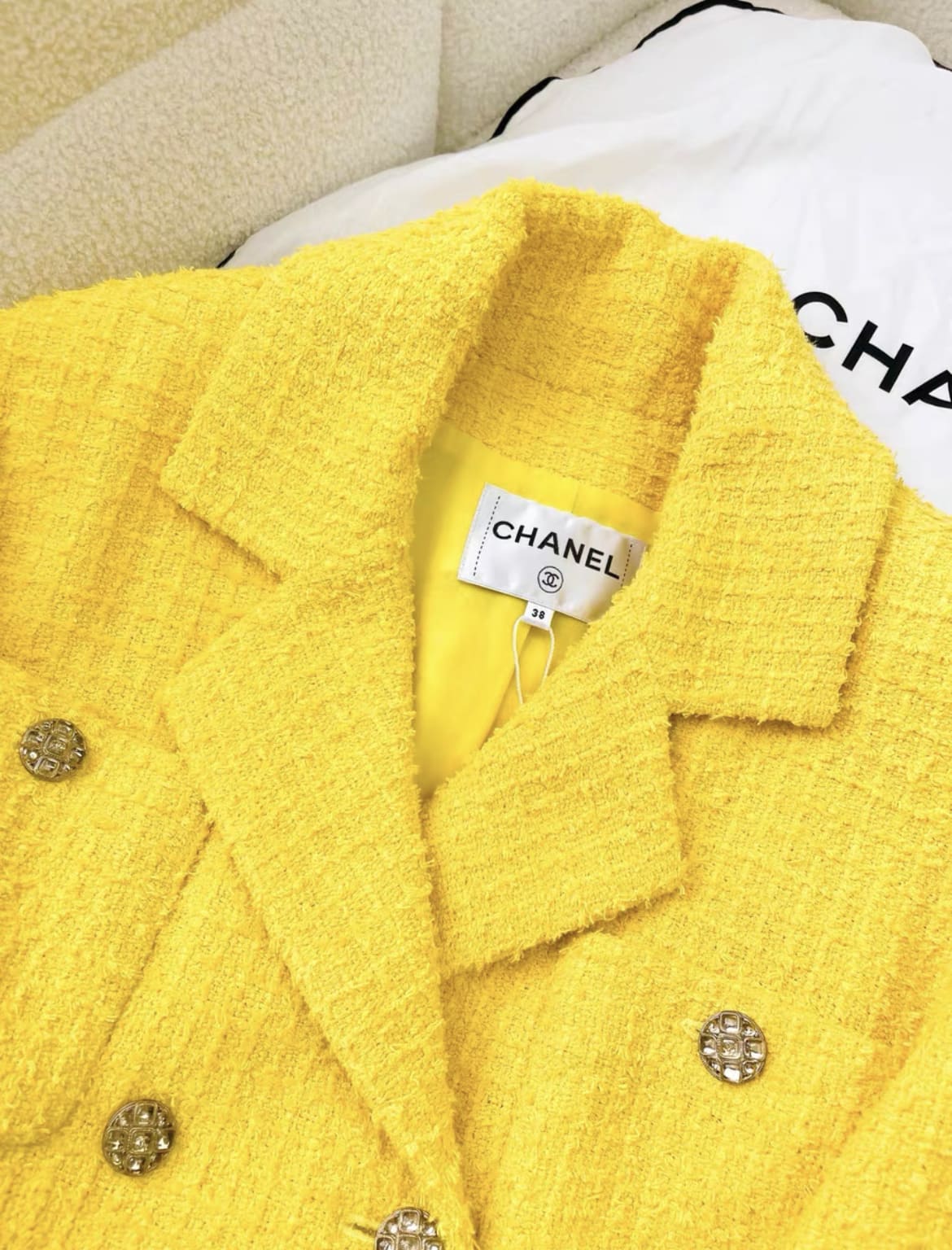 22PシャネルCHANEL黄ショートカーデジャケットライオンボタンP72469 22PシャネルCHANEL黄ショートカーデジャケットライオンボタンP72469