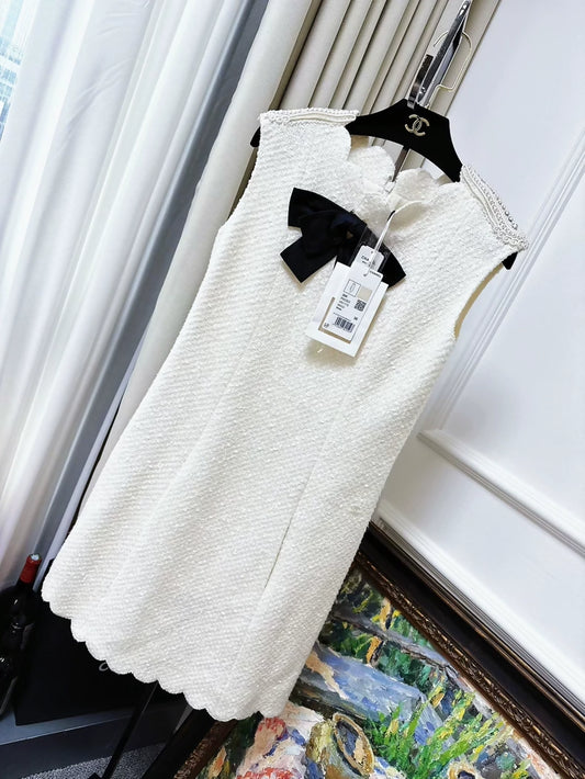 Chanel 20k White tweed Dress with black Bow
