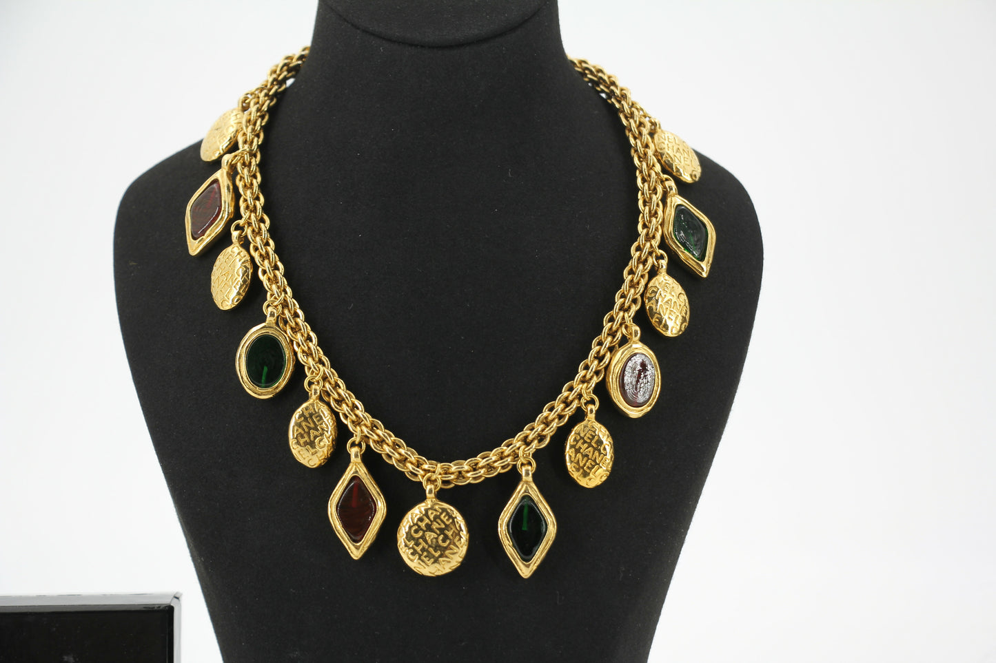 Chanel Vintage 71-80 Gripoix Red and Green Oval Gold-Plated Necklace