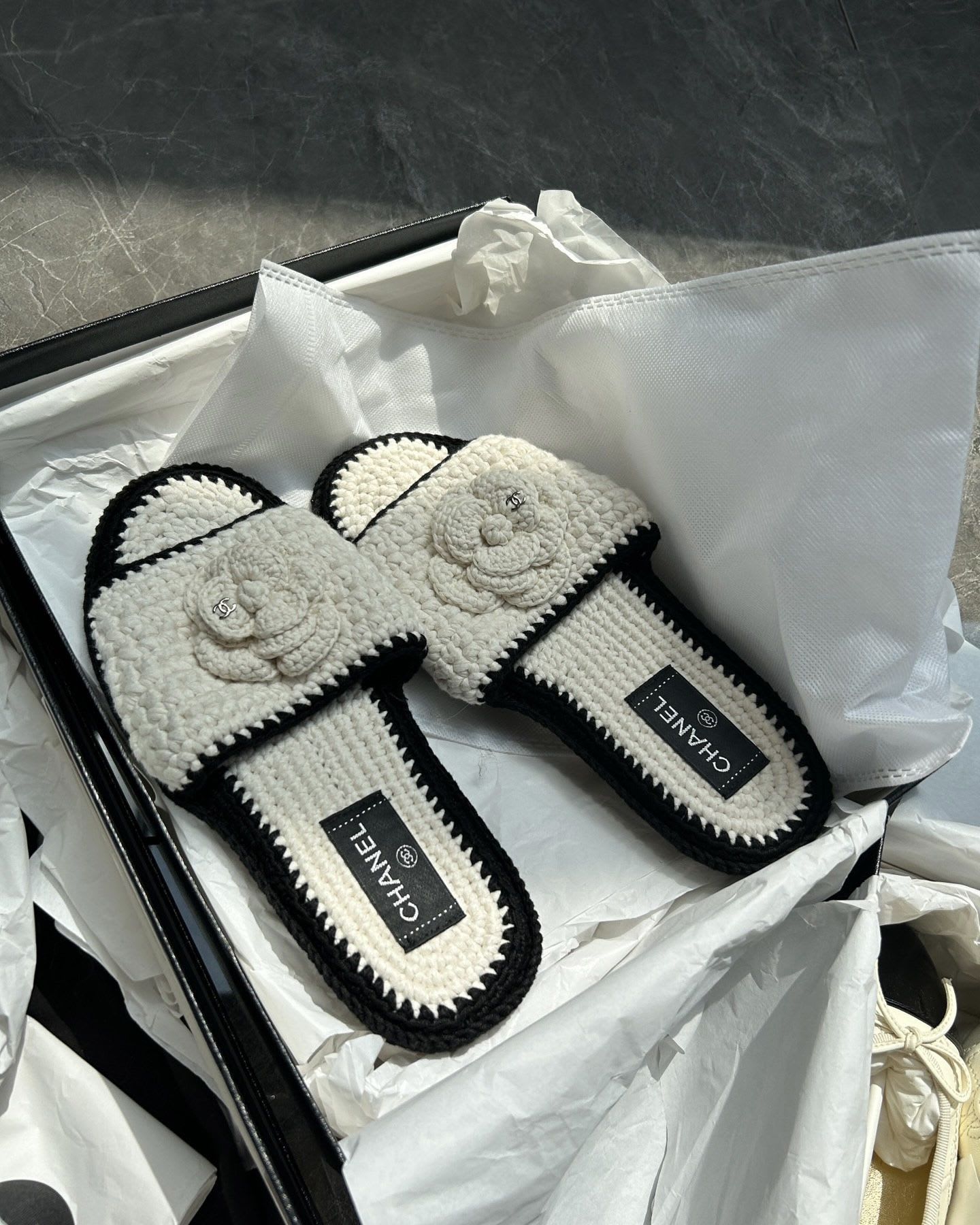 CHANEL Chanel 23ss new camellia weaving slippers - 38 Shoes - Vintage fashion from Wararni