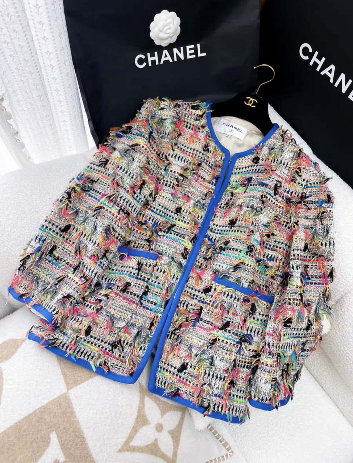 CHANEL Chanel colourful furry blue piping jacket - 40 Jacket - Vintage fashion from Wararni