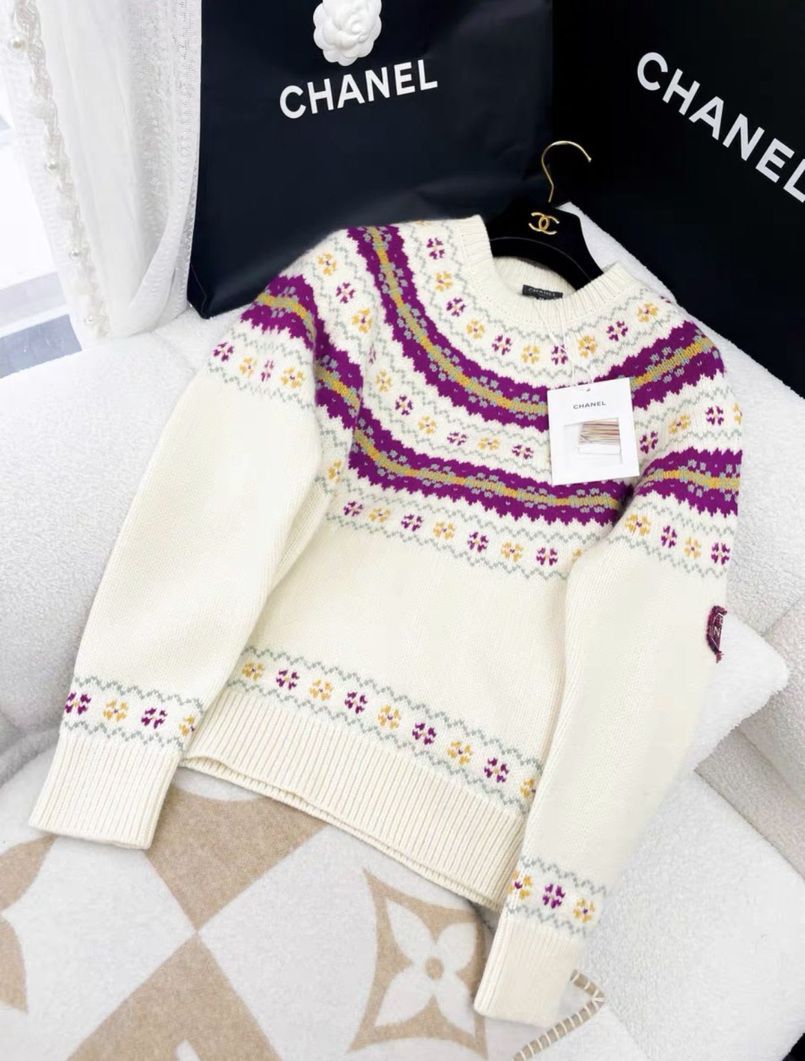 CHANEL Chanel coco neige ski series colourful knitted white sweater - 34 Top - Secondhand luxury from Wararni