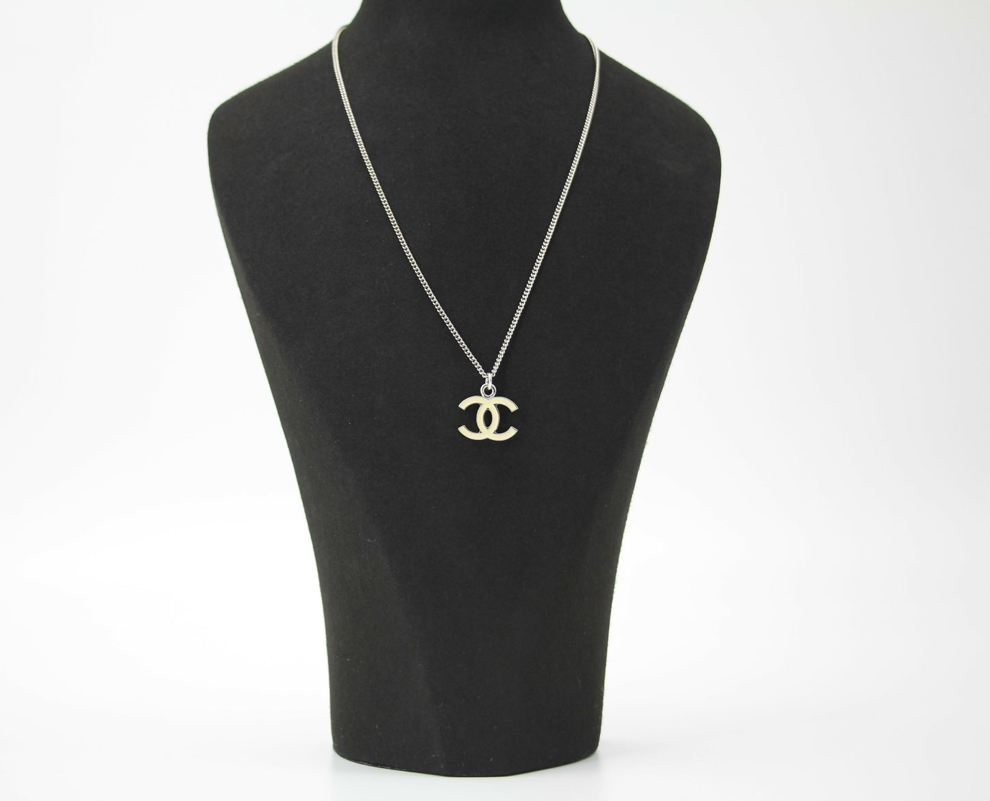 Chanel Vintage 07V Enamel Classic White CC Light Gold Necklace
