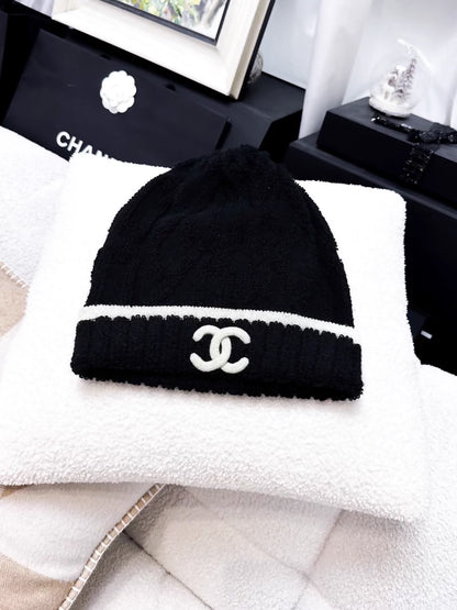 Chanel 22A black and white knit beanie with large double C logo