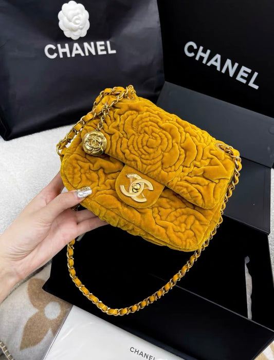 CHANEL Chanel 21A Velvet Camellia Square Bag - Mini Mini Bag - Secondhand luxury from Wararni