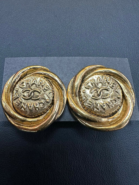 Chanel Vintage 86 Gold-plated Twisted Double Chanel Round Clip-on Earrings