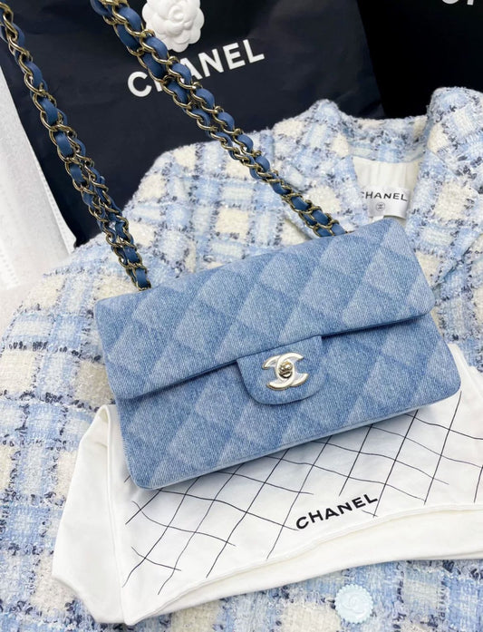 CHANEL Chanel 22B denim Classic Flap Bag - Small Crossbody Bag - Secondhand luxury from Wararni