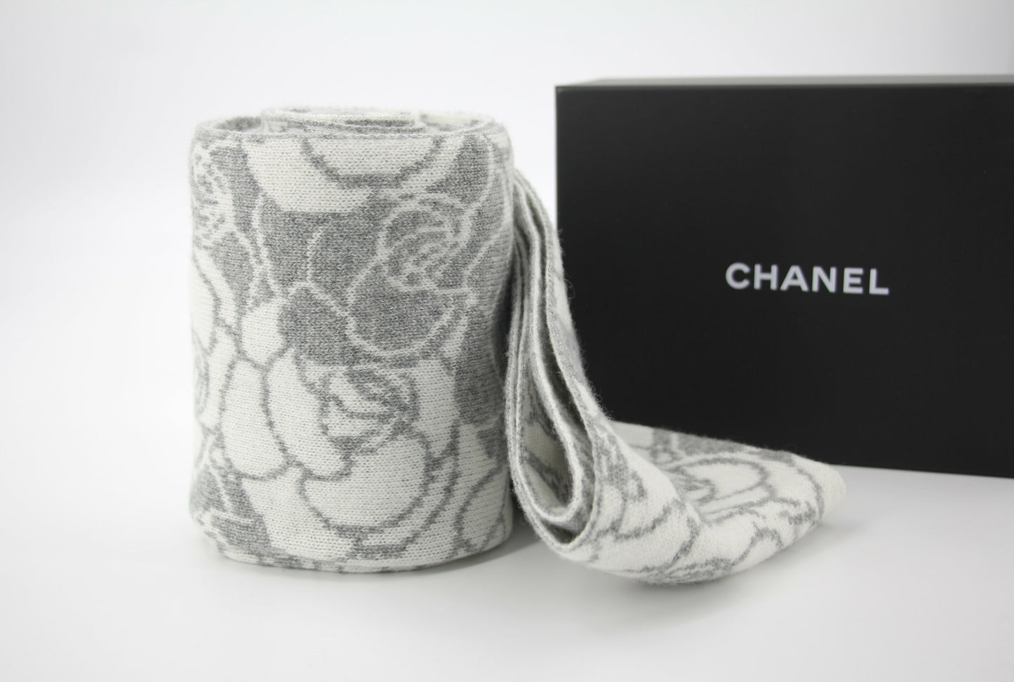 Chanel 23K Cotton Knitted Grey-white Camellia Scarf