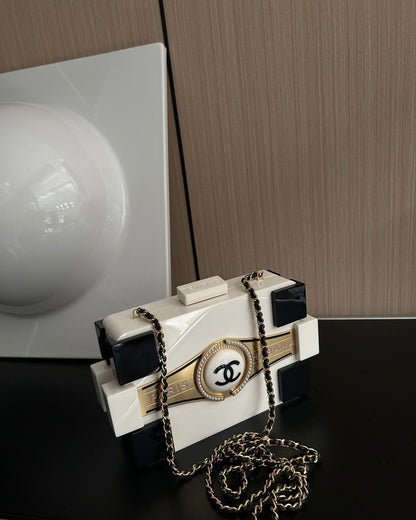 CHANEL Limited Edition Chanel double-sided pearl acrylic bag - Fit phone keys and cards Clutch Bag - Used fashion item from Wararni